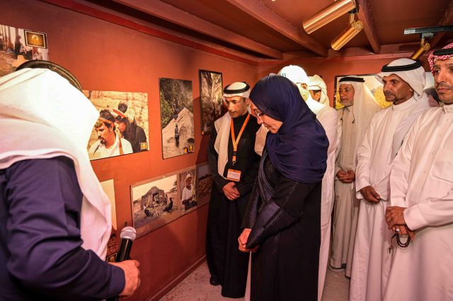 زيارة صاحبة السمو الملكي الاميرة دينا بنت سعود آل سعود لغاليري صور بيئات المملكة الانسان والمكان